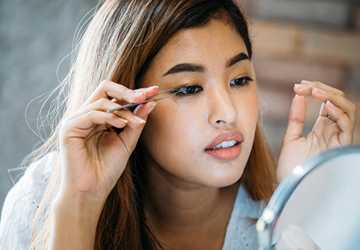 How to Apply False Eyelashes Like a Pro