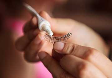 How to Apply False Eyelashes Like a Pro